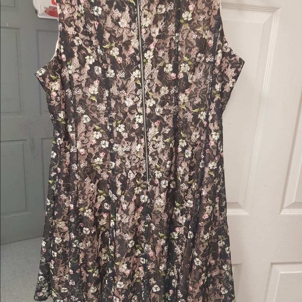 Plus Size - Picture 3 of 7